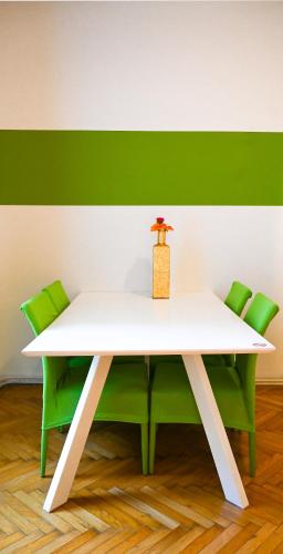 Spacious Apartment for 4 near Ringstrasse & Metro U2