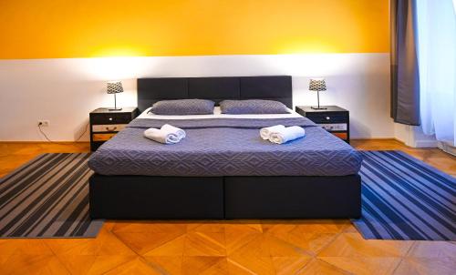 een slaapkamer met een bed met twee handdoeken erop bij Backpacker Apartment City Center in Wenen