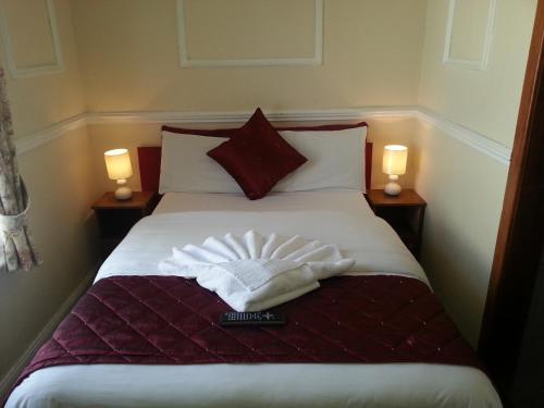 Кровать или кровати в номере Lynwood Hotel