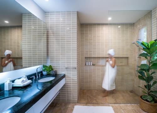 メナムにあるMiskawaan Villa Waterlilyの女性専用のバスルーム(洗面台2つ、シャワー付)