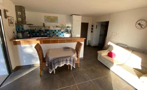 un salon avec une table et un canapé dans l'établissement Bellevue en Provence, à Entrecasteaux