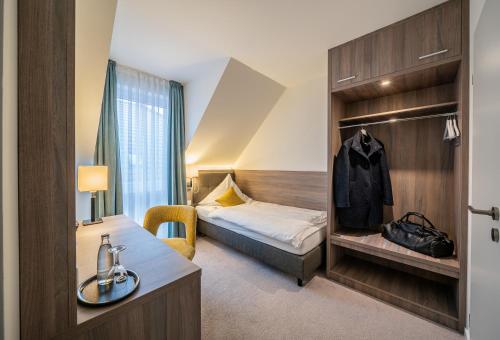 um quarto de hotel com uma cama e um lavatório em Hotel Meyerink em Vreden