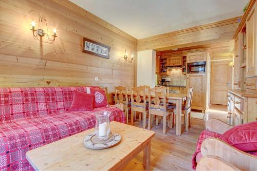 un salon avec un canapé rouge et une table dans l'établissement LODGE 8, à Morzine