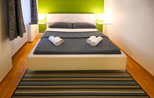 een slaapkamer met een bed met 2 kussens erop bij Highlight Suite Universitaet Wien in Wenen