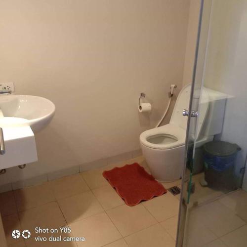 Un baño de Creys Condo 3 at Pico De Loro Cove