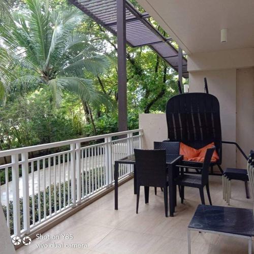Un balcón o terraza en Creys Condo 3 at Pico De Loro Cove