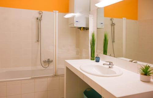een badkamer met een wastafel, een douche en een spiegel bij Highlight Suite Universitaet Wien in Wenen