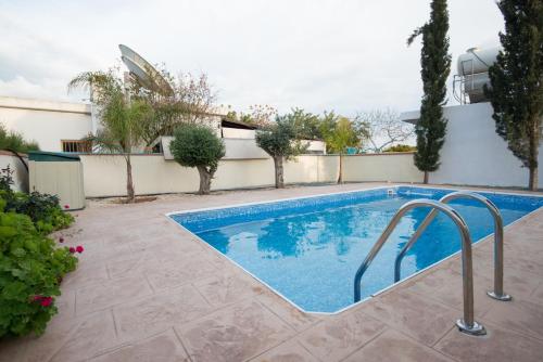 Bazén v ubytování Makronissos Beach Villas nebo v jeho okolí