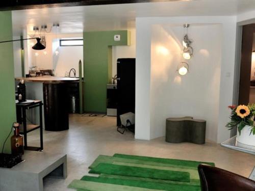 een woonkamer met groene en witte muren en een groen tapijt bij Lodges Lao in Bully