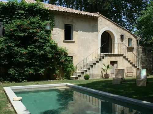 une maison et une piscine en face d'une maison dans l'établissement Chambres d'Hôtes Château Beaupré, à Saint-Laurent-des-Arbres