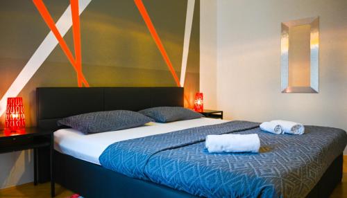 ein Schlafzimmer mit einem Bett mit zwei Handtüchern darauf in der Unterkunft Highlight Suite City Center in Wien