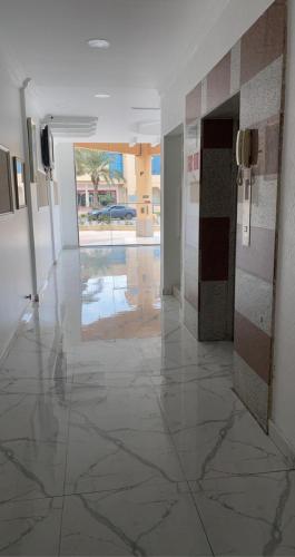 a hallway of a building with a reflection of a building at بفن للشقق المخدومة Puffin Serviced Apartments in Al Jubail