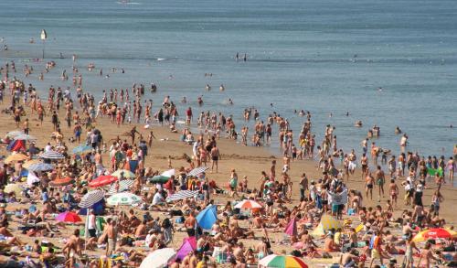 a large crowd of people on a crowded beach at Resort Citta Romana in Hellevoetsluis
