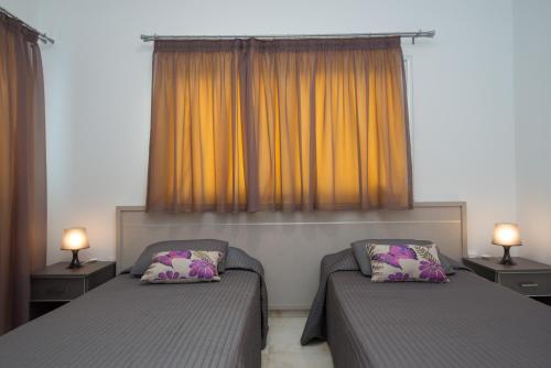 Tempat tidur dalam kamar di Makronissos Beach Villas