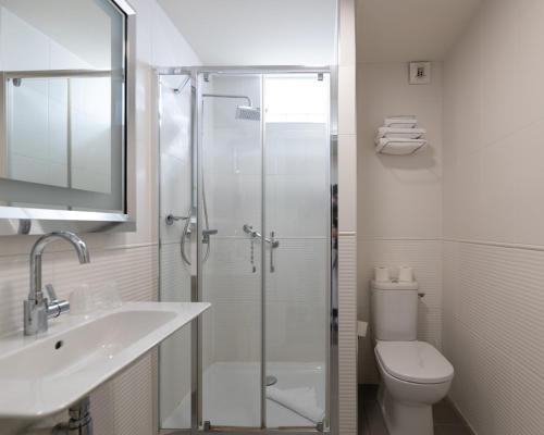 アジャクシオにあるナポレオンのバスルーム(シャワー、洗面台、トイレ付)