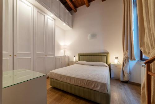 a bedroom with a bed and a tub in it at Piazza di Spagna Elegant Apartment in Rome