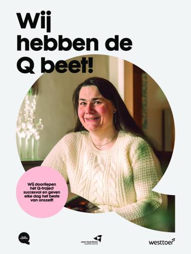 a woman sitting at a table with a smile on her face at Logies 't Eenvoud - Simple Rooms - Stilte, Rust & Herbronning aan Zee in Knokke-Heist