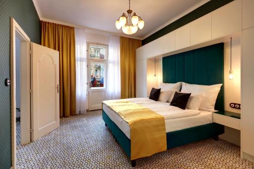 מיטה או מיטות בחדר ב-Art Deco WOLKER by ASTORIA Hotel & Medical Spa
