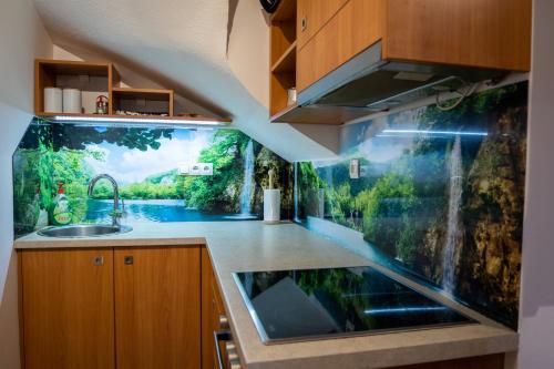 un acuario en la cocina de una casa en Sunny apartment, en Moravske Toplice