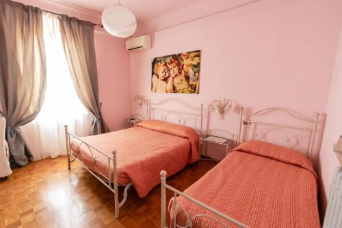 1 dormitorio con 2 camas y ventana en B&B Le Campane, en Ferrara