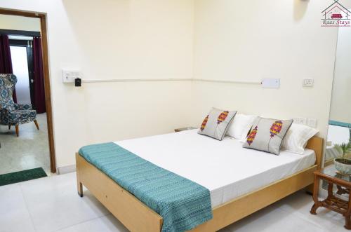 Postel nebo postele na pokoji v ubytování Furnished 1 Bedroom Independent Apartment 6 in Greater Kailash 1 Delhi
