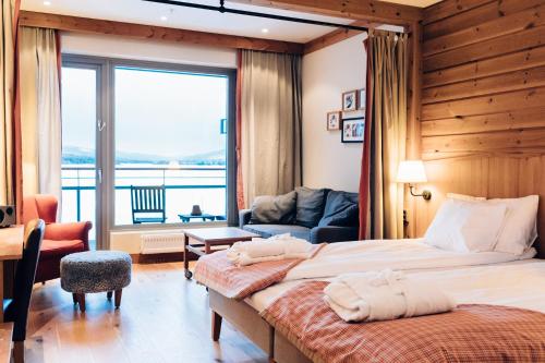 two beds in a room with a view of the ocean at Holiday Club Åre in Åre
