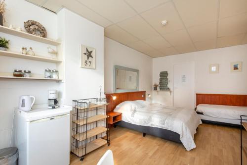Кровать или кровати в номере Blankebil Rooms