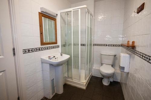 A bathroom at Sleepzone Hostel Galway City