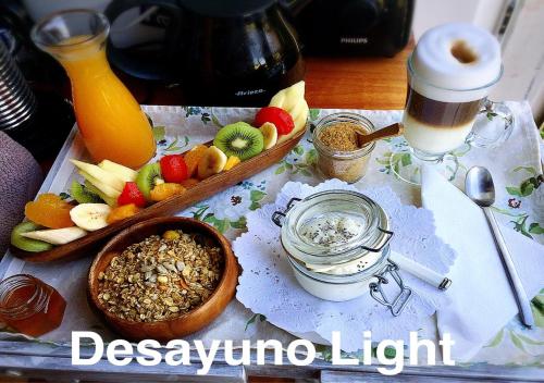 un tavolo con un piatto di cibo e un cesto di frutta di Hus Punta Rubia a La Pedrera