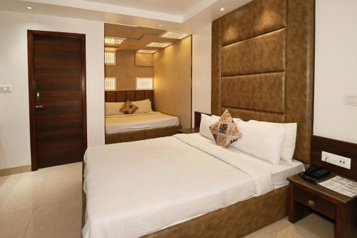 En eller flere senge i et værelse på Hotel Sapphire Opposite Golden Temple