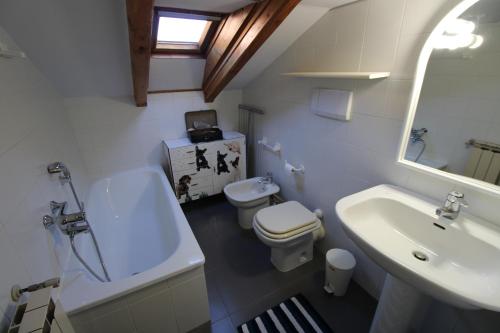 een badkamer met een bad, een toilet en een wastafel bij Da Antonietta by Holiday World in Chiavari