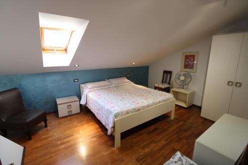 1 dormitorio con 1 cama y 1 silla en Da Antonietta by Holiday World, en Chiavari