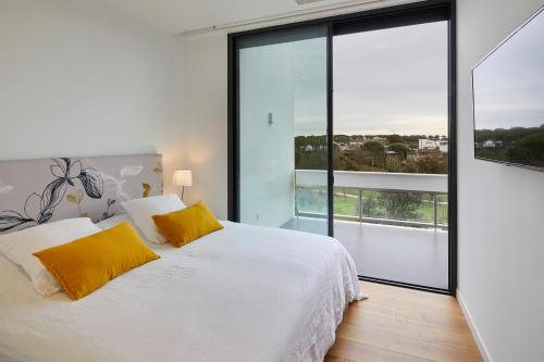 Postel nebo postele na pokoji v ubytování Holiday Rentals at Camiral, a Quinta do Lago Resort