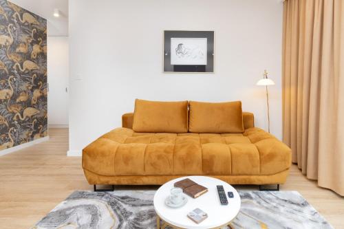 sala de estar con sofá y mesa en Angielska Grobla Premium by Renters en Gdansk