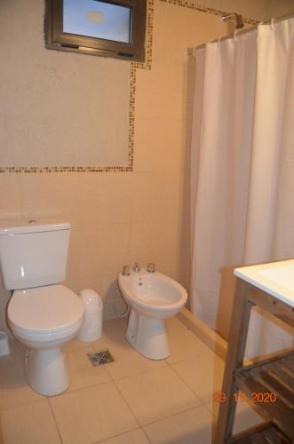 La salle de bains est pourvue de toilettes et d'un lavabo. dans l'établissement Posada Tampu Kuntur, à San Antonio de Arredondo