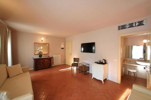 a living room filled with furniture and a tv at Classique in Lazise