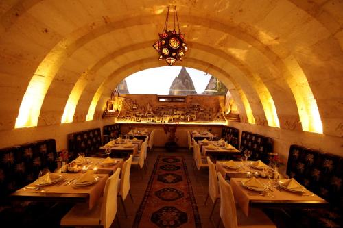 Un restaurante u otro lugar para comer en Miras Hotel