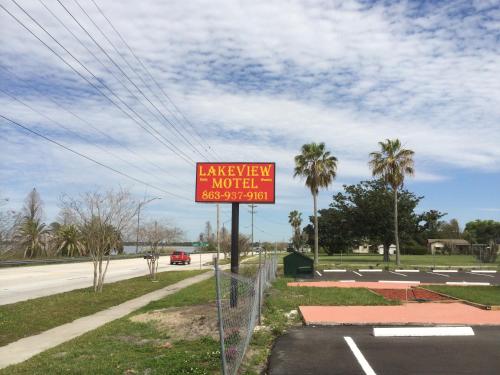 a sign for a motel on the side of a road at Lakeview Motel in Lakeland