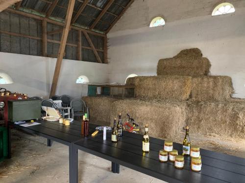 a room with a table with bottles of wine at Bremsmaj Farm Holiday in Kværs