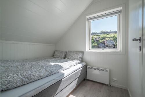 Postel nebo postele na pokoji v ubytování Seafront new cabin in Lofoten