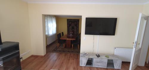 a living room with a flat screen tv on the wall at Ferienhaus Fichtenwalde, 160m², 3 SZ, 2 Bäder, bis 6 Personen, Garten, VDSL in Fichtenwalde