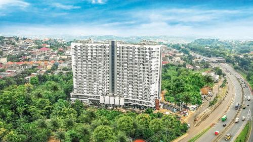 una vista aérea de un gran edificio blanco junto a una autopista en Cordova Suites, en Semarang