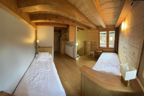 een kamer met 2 bedden in een houten huis bij Boost Your Immo Le Mélezet Vars 416 in Vars