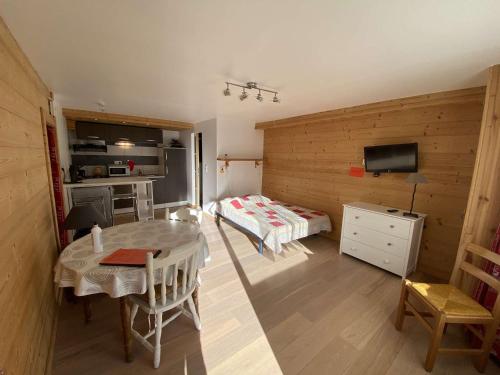 Habitación pequeña con mesa y cama en Boost Your Immo Le Gaubert Vars 419, en Vars