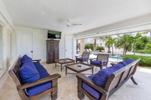 Ein Sitzbereich in der Unterkunft Paradise Luxury Villa with Huge Pool and Jacuzzi