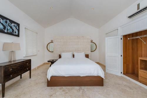 Ein Bett oder Betten in einem Zimmer der Unterkunft Paradise Luxury Villa with Huge Pool and Jacuzzi