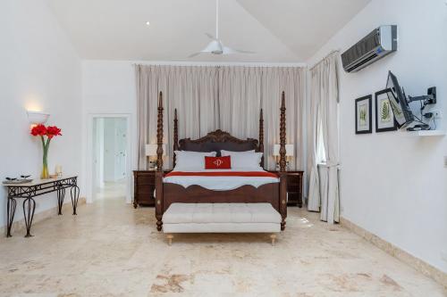 Ein Bett oder Betten in einem Zimmer der Unterkunft Paradise Luxury Villa with Huge Pool and Jacuzzi