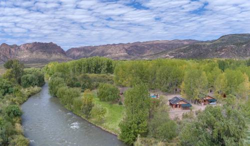 una vista aérea de un río con un lodge en Cabañas "Las Escondidas" en Valle Grande