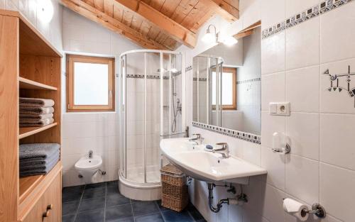 uma casa de banho com um lavatório, um chuveiro e um WC. em Duner Heuschupfe em Fundres