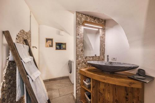 un bagno con lavandino su un bancone in legno di Appartamento Mariagrazia a Tesero